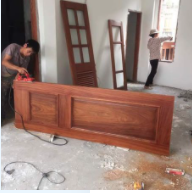 Sửa cửa gỗ bị kẹt, mối mọt, chắp vá điểm nứt vỡ, sơn lại cửa, đánh vecni cửa. Lắp tay nắm cửa, thay khóa cửa, chốt cửa. Lắp mắt thần, tay thủy lực chống sập cửa.