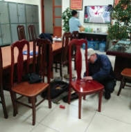 Sửa bàn ghế bị gỗ bị lung lay, gãy chân, mối mọt, cong vênh. Sơn hoặc đánh vecni bàn ghế gỗ như mới